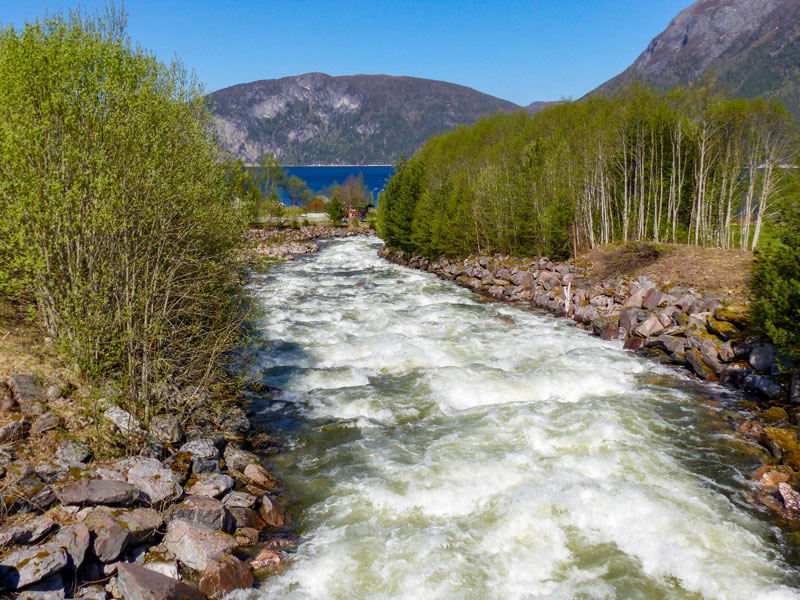 Norwegen | Fluss in den Fjord