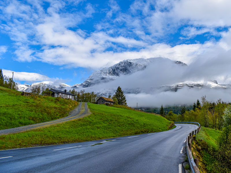 Norwegen | Møre og Romsdal | Straße in den Bergen