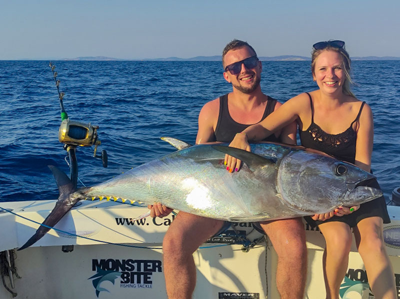 Angelreisen Kroatien 1510 Vodice Paar mit Thunfisch