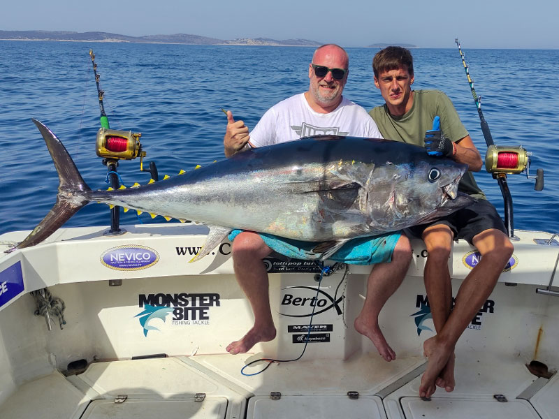 Angelreisen Kroatien 1510 Vodice glückliche Angler mit Thunfisch