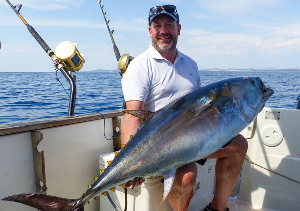 Angelreisen Kroatien 1510 Vodice stolzer Fänger mit Thunfisch