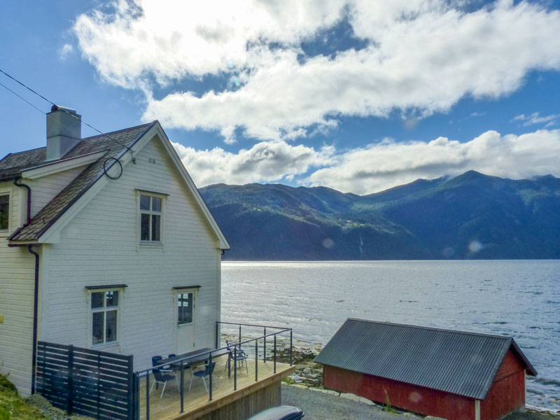 Angelreisen Norwegen 41680 Haus Storfjord Haus mit Terrasse und Bergen