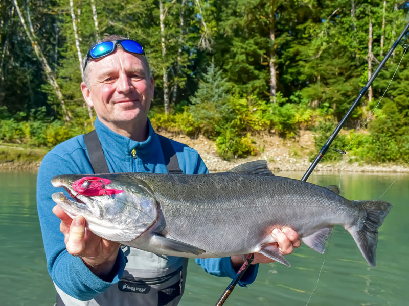 Angelreisen Kanada Kitimat Angler mit Silberlachs am Fluss