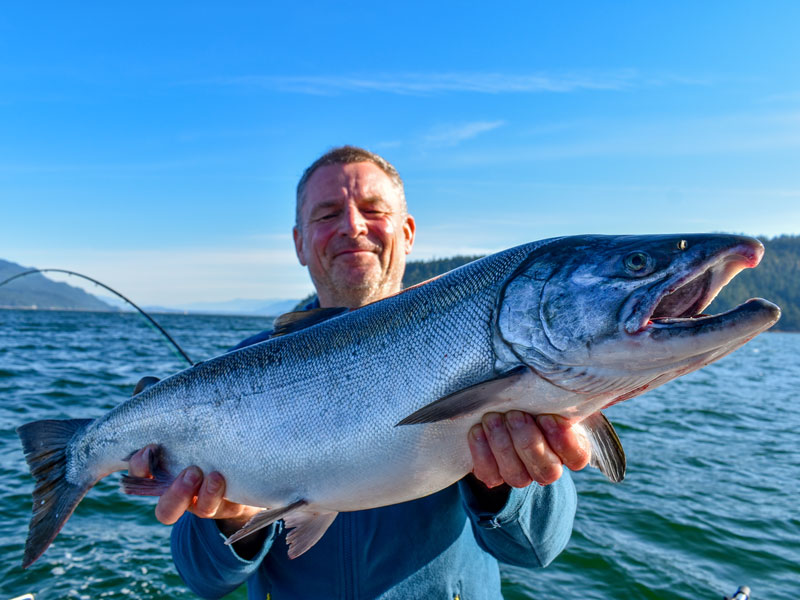 Angelreisen Kanada Kitimat Angler mit Silberlachs Meer