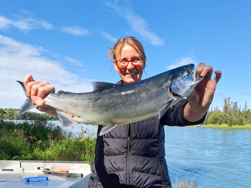 Angelreise Alaska Anglerin mit Lachs