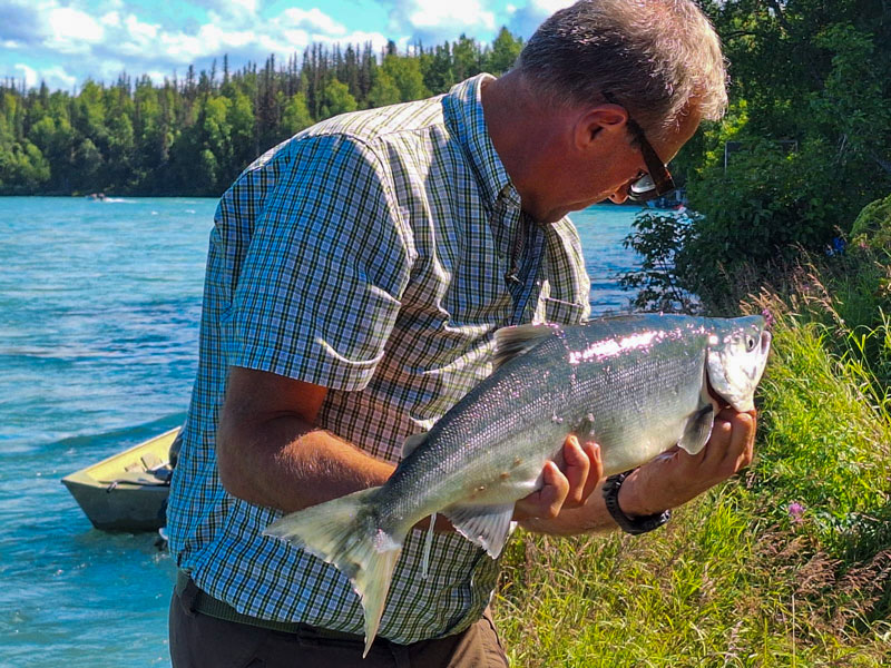 Angelreise Alaska Lachs im Arm